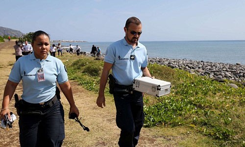 Tim thay nhieu manh vo nghi cua MH370 tren dao Reunion-Hinh-10